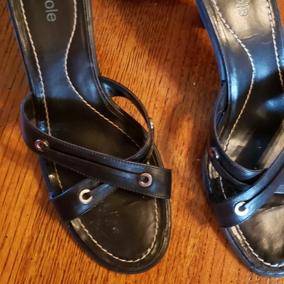 Unlisted Women's Shoe  91/2 M - Picture 3 of 3